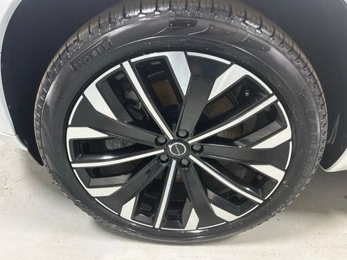 Certified 2025 Volvo XC90 B6 Plus AWD/4WD image 4