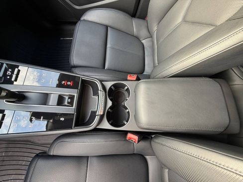 Certified 2025 Porsche Macan image 18