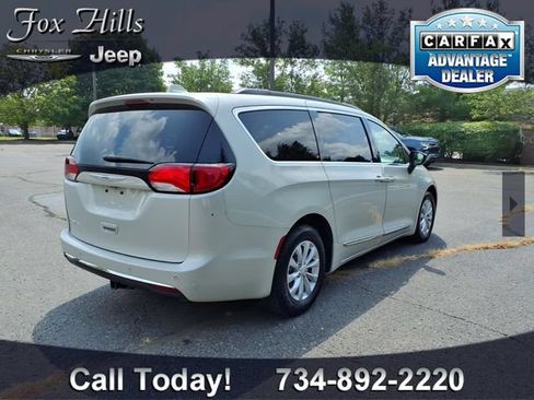 Used 2017 Chrysler Pacifica Touring-L FWD image 9