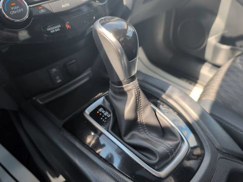 Used 2017 Nissan Rogue SV AWD/4WD image 17