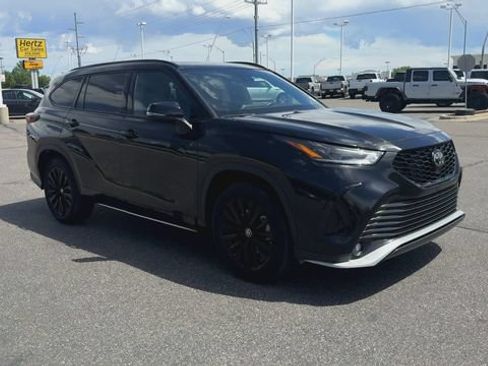 Used 2025 Toyota Highlander XSE AWD/4WD image 2