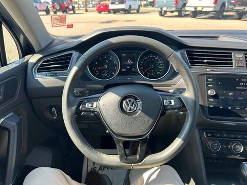 Used 2020 Volkswagen Tiguan SE w/ Panoramic Sunroof Package image 14