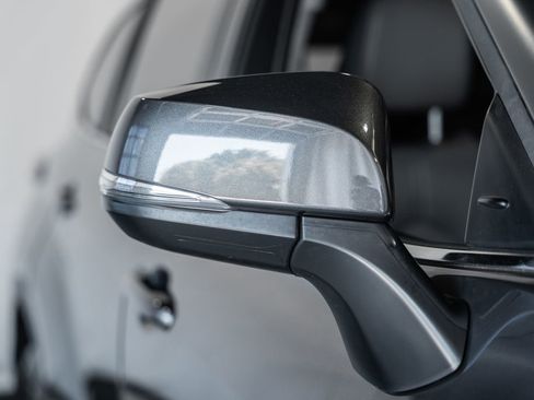 Used 2023 Toyota Highlander XLE FWD image 12