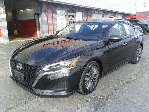 Used 2025 Nissan Altima 2.5 SV FWD image 2