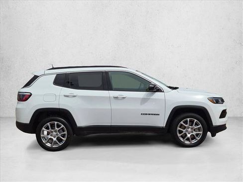 Used 2024 Jeep Compass Latitude AWD/4WD image 4