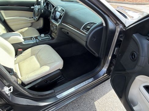 Used 2018 Chrysler 300 Limited image 18