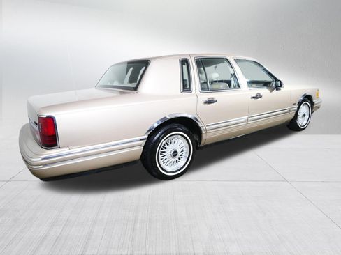 Used 1993 Lincoln Town Car Signature RWD image 7