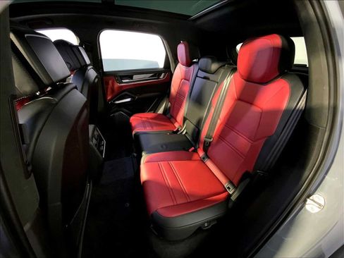 Certified 2025 Porsche Cayenne Turbo AWD/4WD image 24