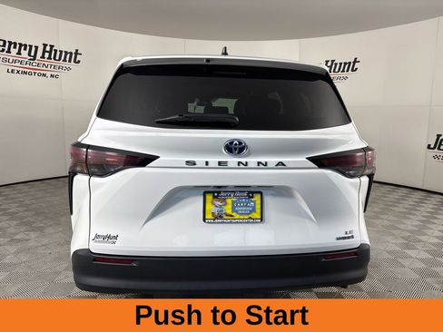Used 2024 Toyota Sienna LE image 6