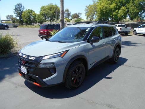 Used 2025 Nissan Rogue SV AWD/4WD image 1