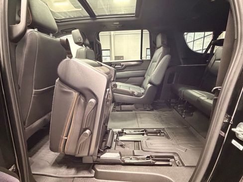 Used 2025 GMC Yukon XL AT4 w/ AT4 Premium Package AWD/4WD image 17