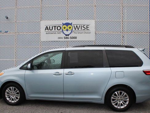 Used 2015 Toyota Sienna XLE Premium image 2