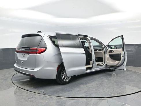 Used 2024 Chrysler Pacifica Touring-L FWD image 26