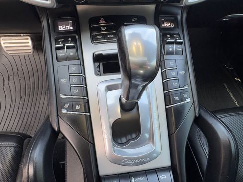 Used 2018 Porsche Cayenne Turbo image 19