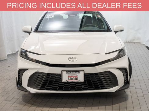 Used 2025 Toyota Camry SE FWD image 2