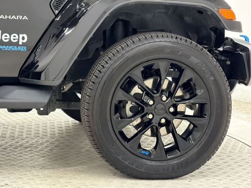 Used 2022 Jeep Wrangler Unlimited Sahara w/ Cold Weather Group AWD/4WD image 13
