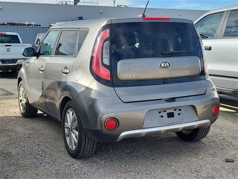 Used 2018 Kia Soul + image 9