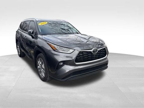 Used 2023 Toyota Highlander Limited image 6