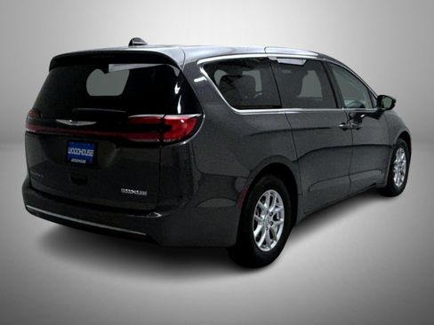 Used 2023 Chrysler Pacifica Touring-L FWD image 5