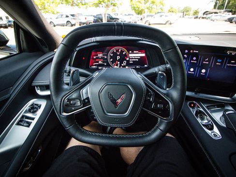 Used 2025 Chevrolet Corvette Stingray Coupe w/ Body-Colour Dual Roof Package RWD image 18