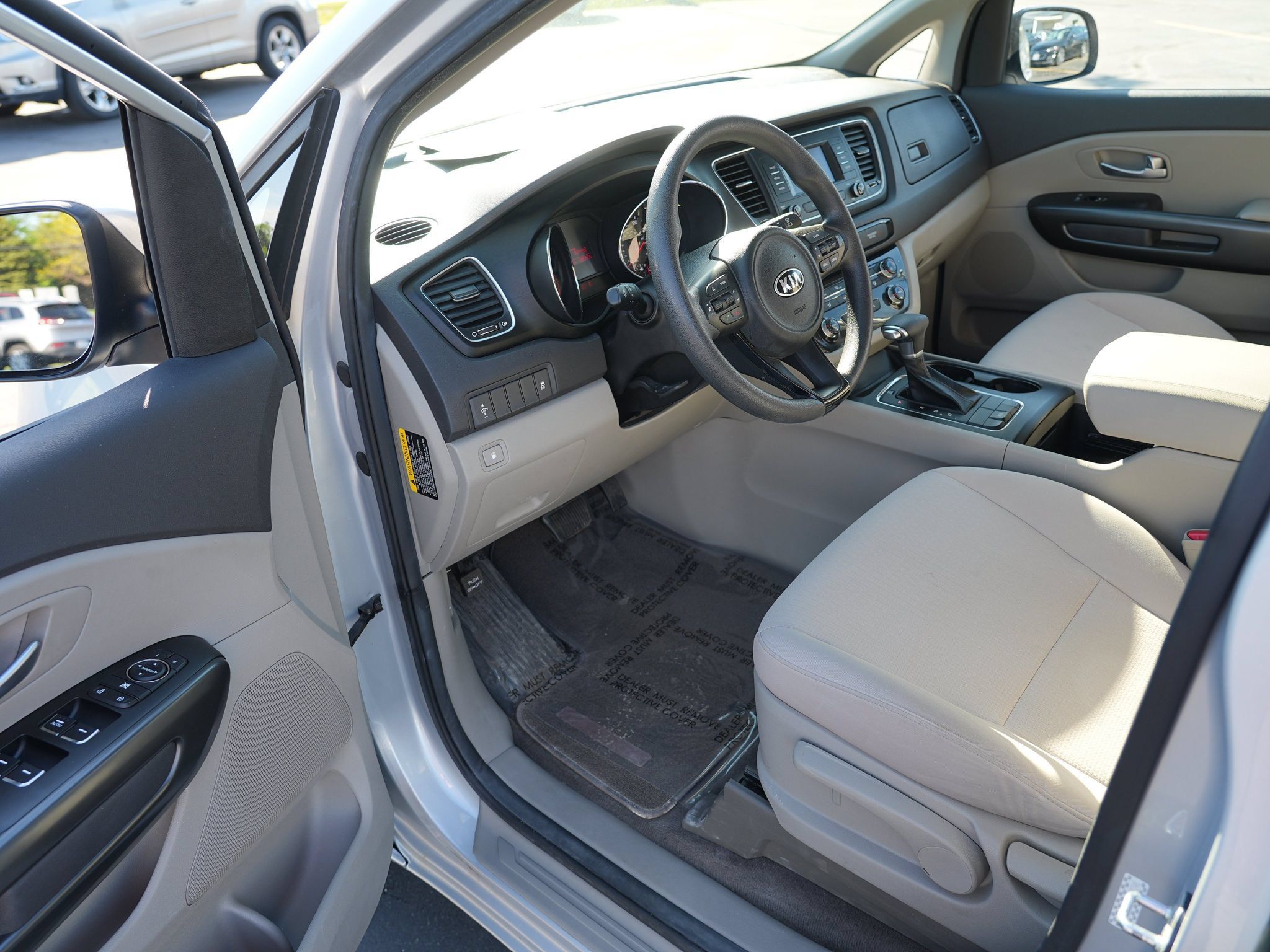 Used 2018 Kia Sedona L FWD image 14