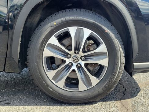 Used 2024 Toyota Highlander XLE FWD image 10