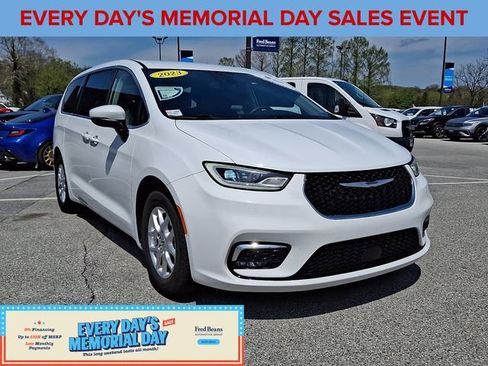 Used 2023 Chrysler Pacifica Touring-L FWD image 2