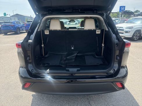 Used 2025 Toyota Highlander XLE AWD/4WD image 7