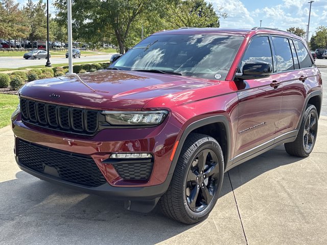 Used 2023 Jeep Grand Cherokee Limited w/ Black Appearance Package AWD/4WD image 11