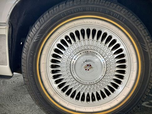 Used 1990 Cadillac Fleetwood 60 Special FWD image 14