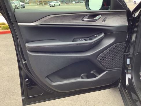 Used 2024 Jeep Grand Cherokee L Limited w/ Luxury Tech Group II image 9