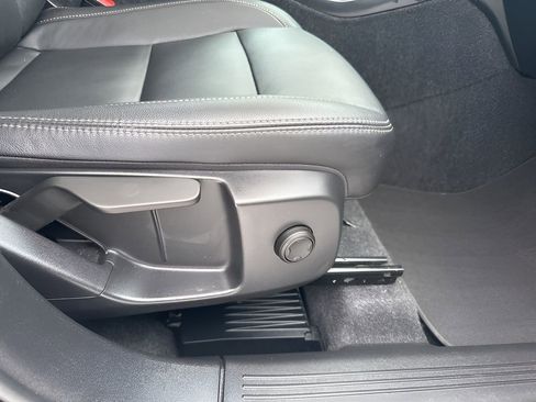 Used 2025 Volvo XC40 B5 Core image 17