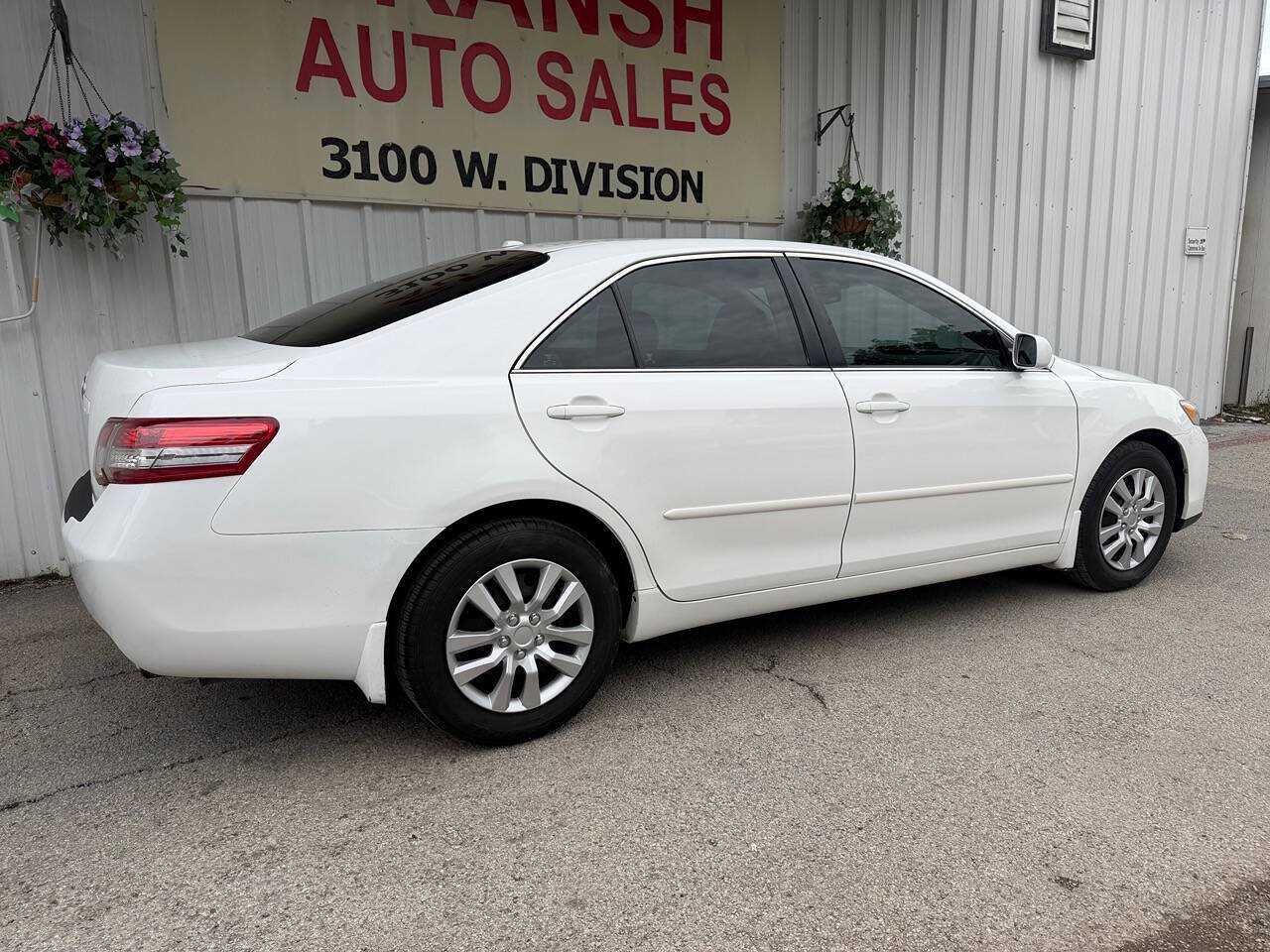 Used 2010 Toyota Camry SE FWD image 3