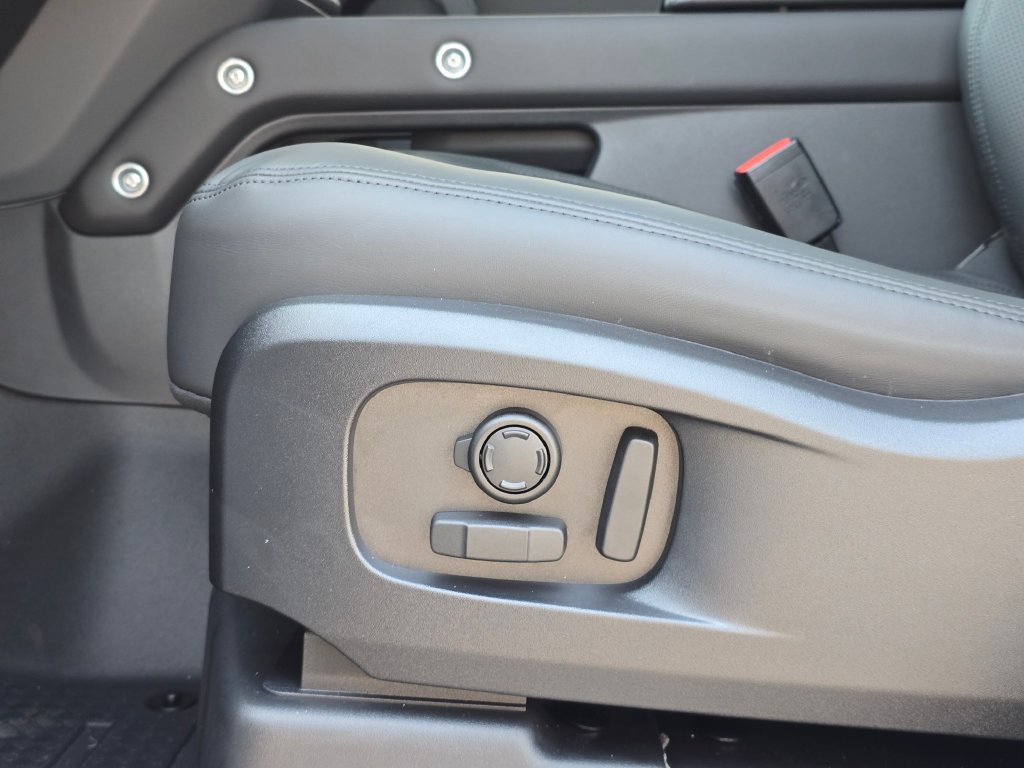 New 2026 Land Rover Defender 110 X-Dynamic SE AWD/4WD image 30