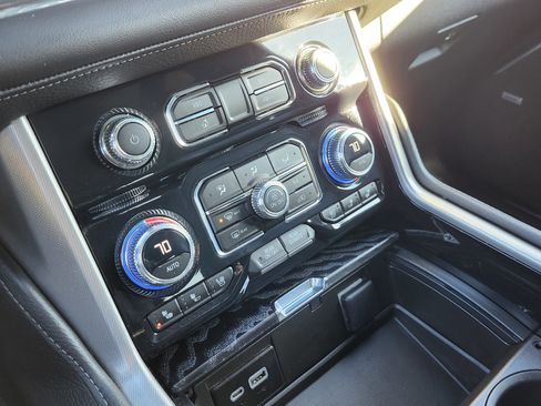 Used 2023 GMC Yukon XL Denali image 34