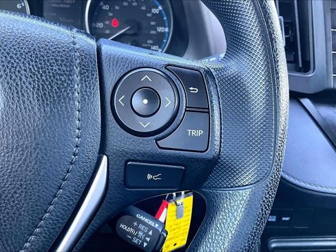 Used 2018 Toyota RAV4 LE FWD image 24