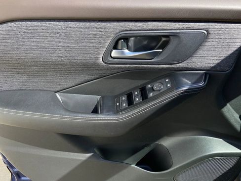 Used 2023 Nissan Rogue SV image 10