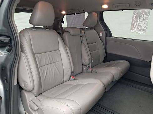 Used 2015 Toyota Sienna XLE image 15