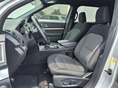 Used 2019 Ford Explorer XLT image 11