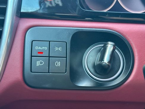 Used 2022 Porsche Cayenne Platinum Edition image 23