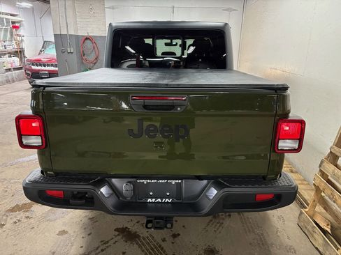 Used 2023 Jeep Gladiator Sport image 8