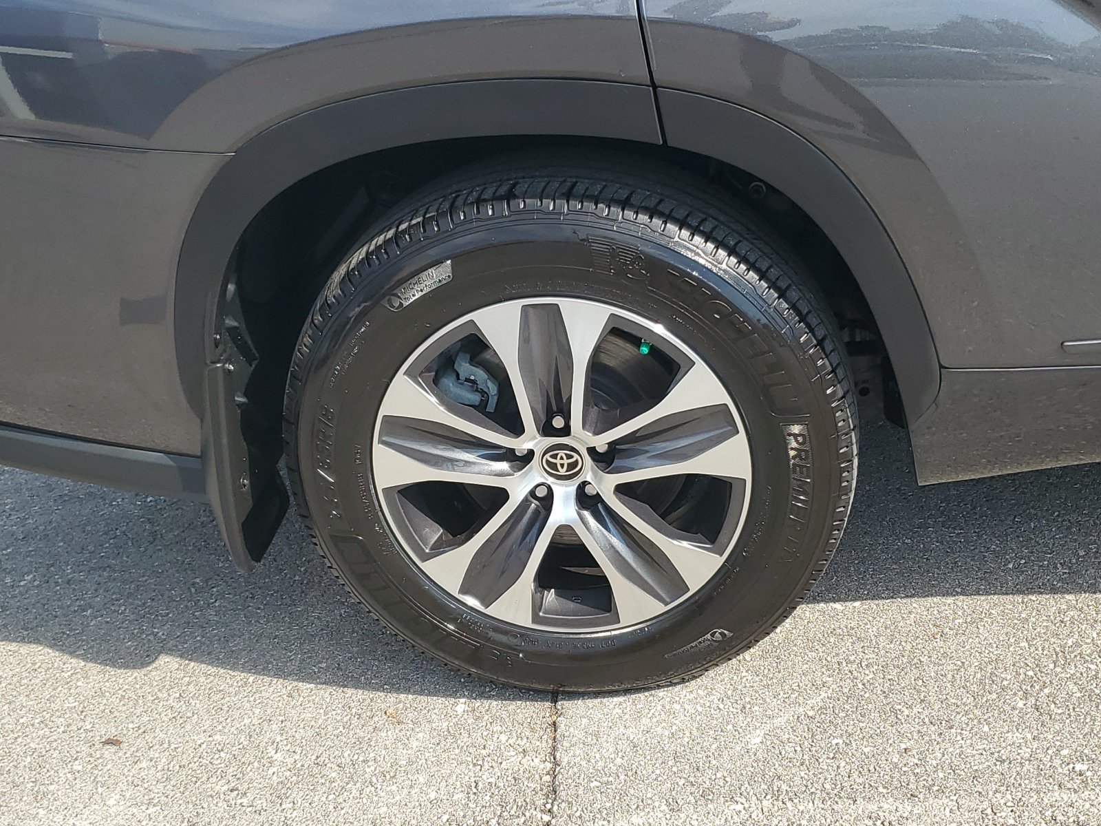 Used 2022 Toyota Highlander XLE AWD/4WD image 5