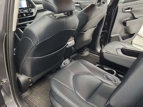 Used 2021 Toyota Highlander XLE FWD image 32
