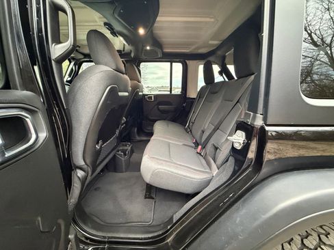 Used 2025 Jeep Wrangler Unlimited Rubicon AWD/4WD image 24