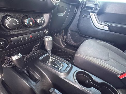 Used 2016 Jeep Wrangler Unlimited Sahara AWD/4WD image 19