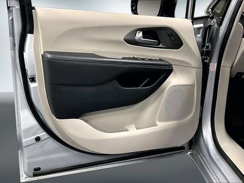 Used 2024 Chrysler Pacifica Touring-L FWD image 18