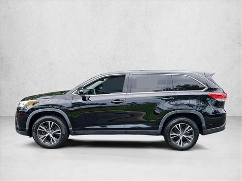 Used 2019 Toyota Highlander LE FWD image 9