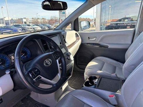 Used 2016 Toyota Sienna XLE w/ XLE Navigation Package image 10