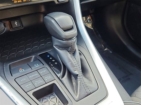 Used 2022 Toyota RAV4 XLE image 26