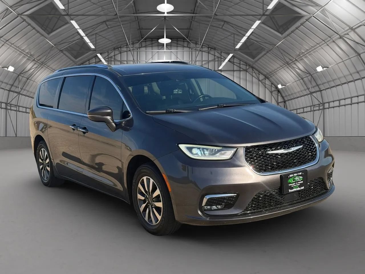 Used 2021 Chrysler Pacifica Touring-L FWD image 1